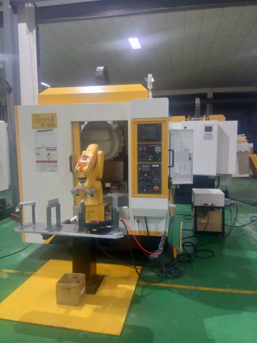 高速钻孔攻牙机D-600 (带机械手，全自动上下料）